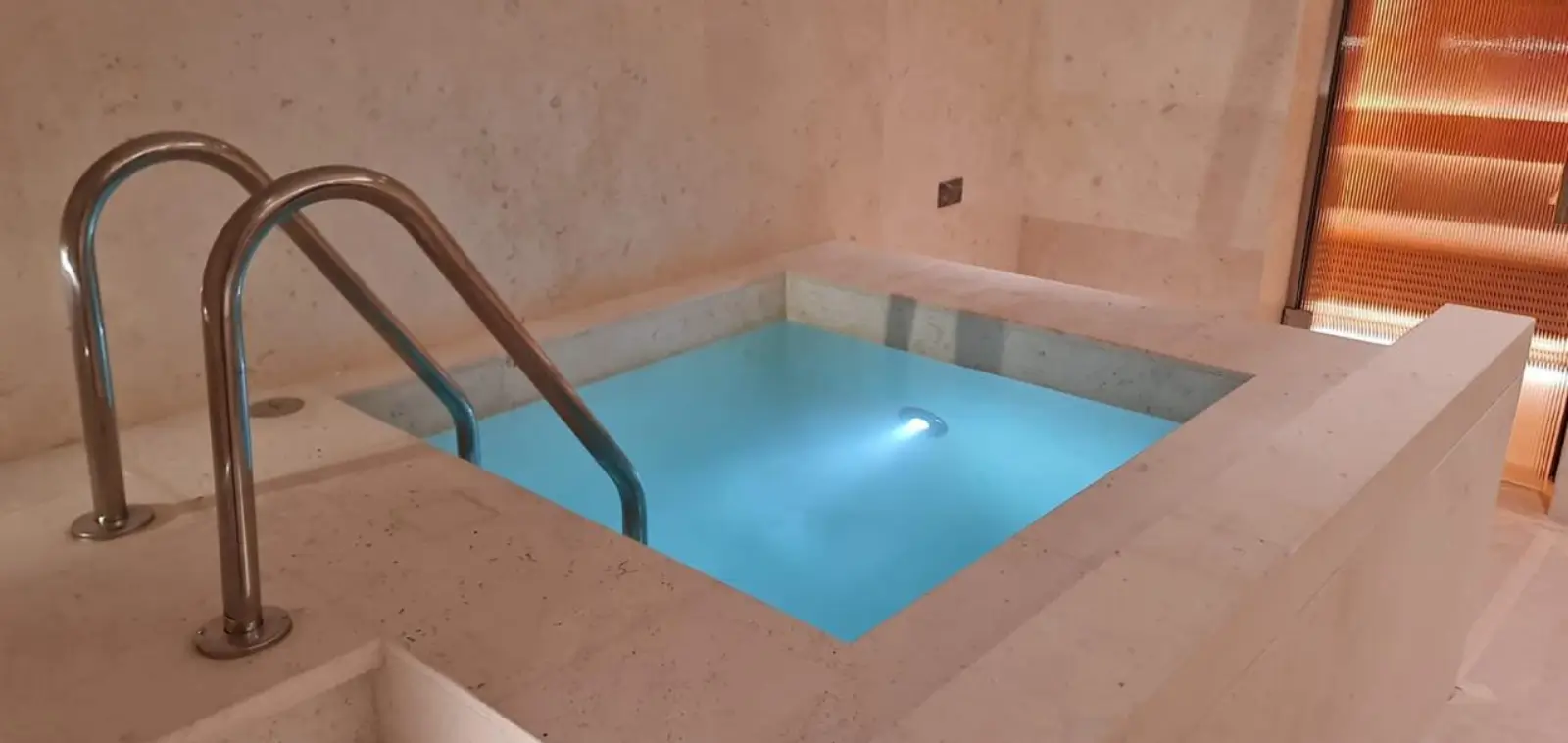 Plunge pool